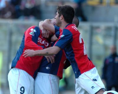 Figueroa celebrated by Sculli and Fabiano after the 1-1 equalizer