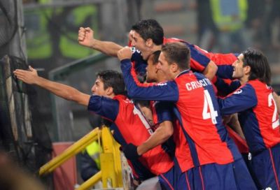 The players get crazy after the goal of Milito