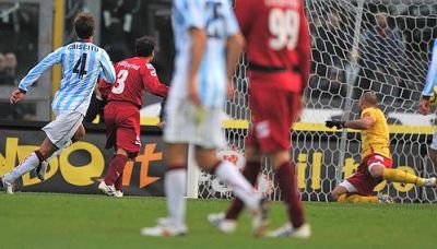 Mimmo Criscito scores the equalizer against Livorno in the 3rd shirt of Genoa