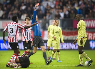 referee Bas Nijhuis gives a red card to Feyenoord player Cissé in the derby against Sparta