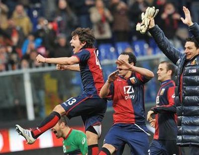 The players with Paloschi and Palacio celebrate the 4-3 victory against Roma