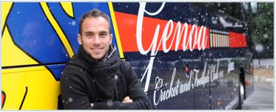 Fernando Daniël Belluschi in the snow in front of the playerscoach of Genoa